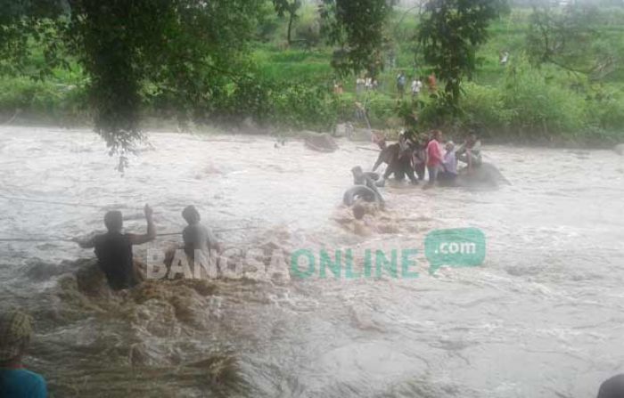 9 Wisatawan Terjebak Banjir saat Selfie di Tengah Sungai Pandan, Evakuasi Berlangsung Dramatis 9 Wisatawan Terjebak Banjir saat Selfie di Tengah Sungai Pandan, Evakuasi Berlangsung Dramatis