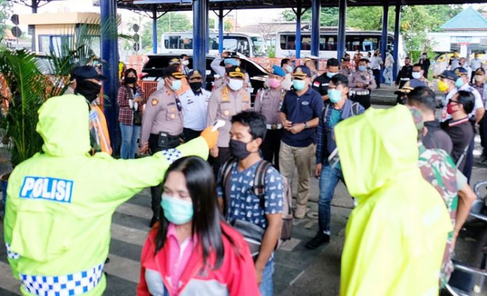 Pastikan Pencegahan Covid-19 Maksimal, Kapolresta Sidoarjo Sidak Terminal dan Stasiun Pastikan Pencegahan Covid-19 Maksimal, Kapolresta Sidoarjo Sidak Terminal dan Stasiun