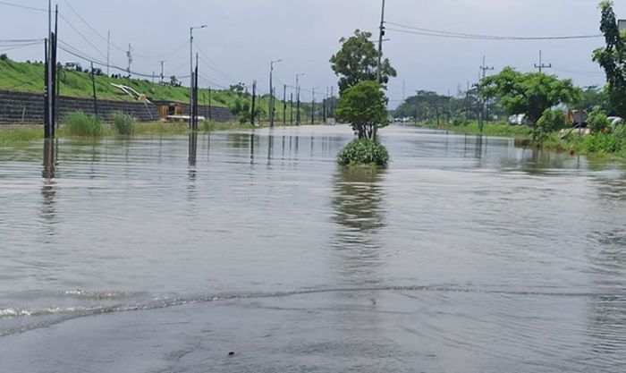 Tergenang Air, Jalan Raya Porong Sidoarjo Ditutup Tergenang Air, Jalan Raya Porong Sidoarjo Ditutup