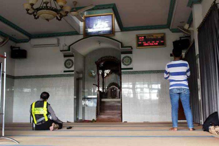 Masjid Al-Ittikhad, Kumandangkan Azan dari Tengah 