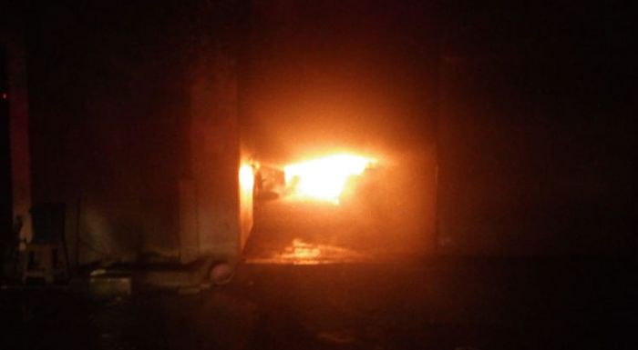 Gudang Sol Sepatu di Sidoarjo Dilalap Si Jago Merah Gudang Sol Sepatu di Sidoarjo Dilalap Si Jago Merah