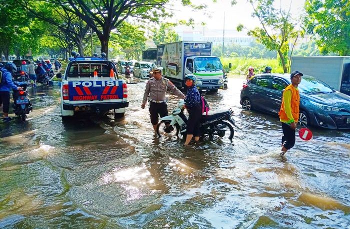 Banjir Belum Surut, Sejumlah Wilayah di Kota Sidoarjo Dikepung Genangan Banjir Belum Surut, Sejumlah Wilayah di Kota Sidoarjo Dikepung Genangan