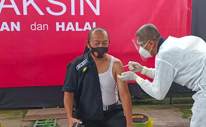 Anggota Polres Kediri Jalani Vaksinasi Covid-19 Anggota Polres Kediri Jalani Vaksinasi Covid-19