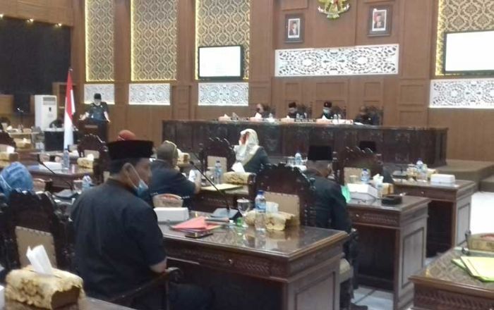 Paripurna DPRD Kota Probolinggo, 18 Mobil Ambulans di Setiap Kelurahan Jadi Pertanyaan Fraksi Paripurna DPRD Kota Probolinggo, 18 Mobil Ambulans di Setiap Kelurahan Jadi Pertanyaan Fraksi