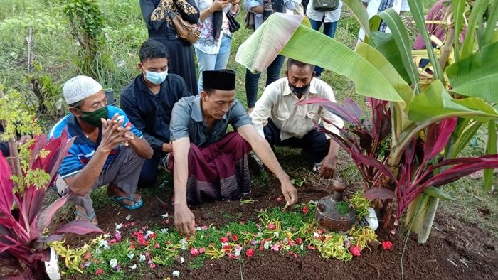 Prosesi Pemakaman Ariana, Gadis Korban Meninggal Dunia KMP Yunicee yang Tak Masuk Manifes Prosesi Pemakaman Ariana, Gadis Korban Meninggal Dunia KMP Yunicee yang Tak Masuk Manifes