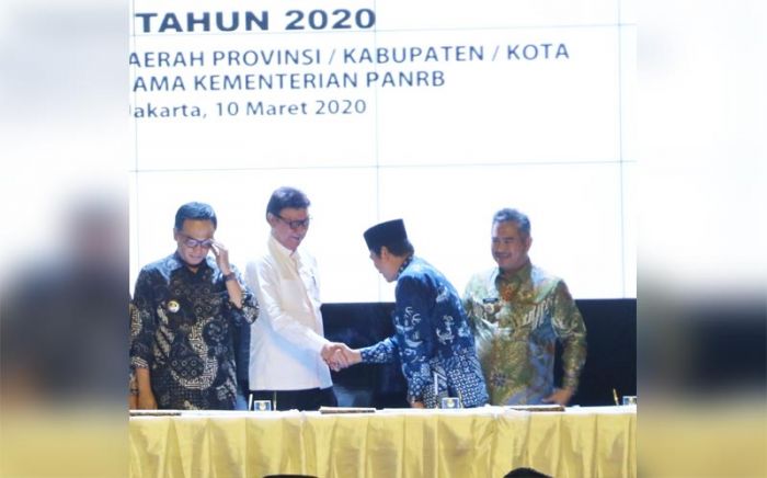 Disaksikan Menpan-RB, Wabup Qosim Tandatangani Komitmen Pelayanan Publik Disaksikan Menpan-RB, Wabup Qosim Tandatangani Komitmen Pelayanan Publik