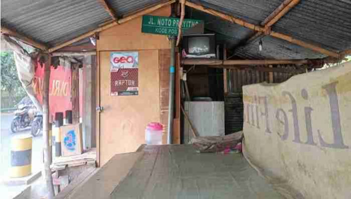 Warga Gresik Sorot Rambu di Jalan Noto Prayitno, Dibangun Warung Tak Ditertibkan Warga Gresik Sorot Rambu di Jalan Noto Prayitno, Dibangun Warung Tak Ditertibkan