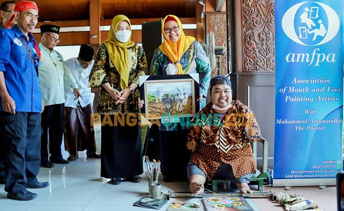 Wakil Bupati Gresik Beli Lukisan Karya Pelukis Difabel Wakil Bupati Gresik Beli Lukisan Karya Pelukis Difabel