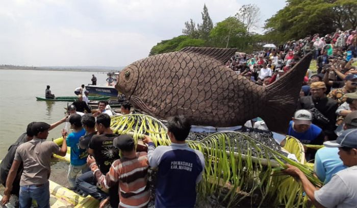Tumpeng Bogomulyo Dilarung di Waduk Bening Tumpeng Bogomulyo Dilarung di Waduk Bening