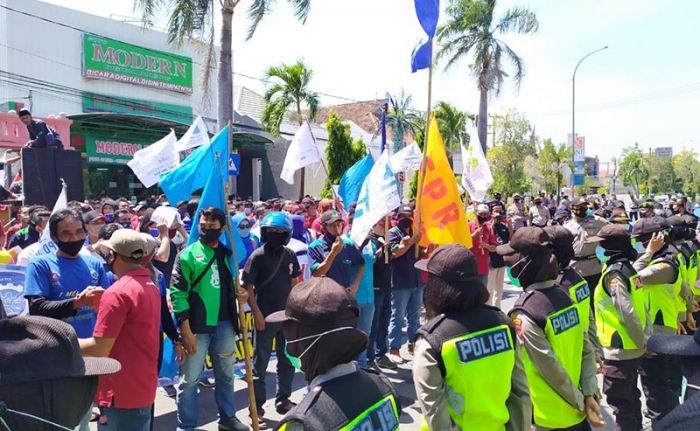 Tolak Omnibus Law, Ratusan Buruh di Jombang Turun Jalan Tolak Omnibus Law, Ratusan Buruh di Jombang Turun Jalan