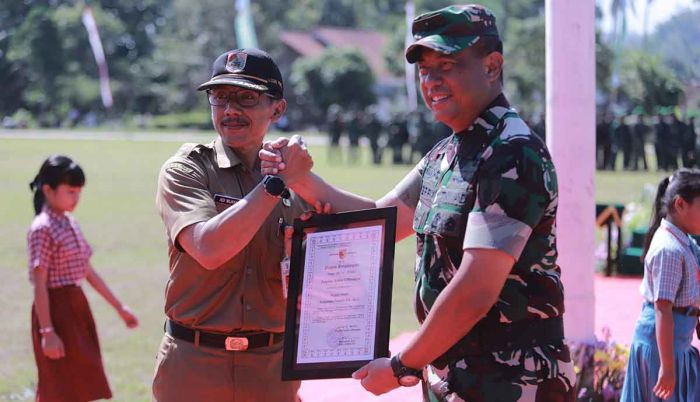 Tinjau Layanan Warga, Kasdam V/Brawijaya Beri Penghargaan Usai Penutupan TMMD ke-124 di Jember Tinjau Layanan Warga, Kasdam V/Brawijaya Beri Penghargaan Usai Penutupan TMMD ke-124 di Jember