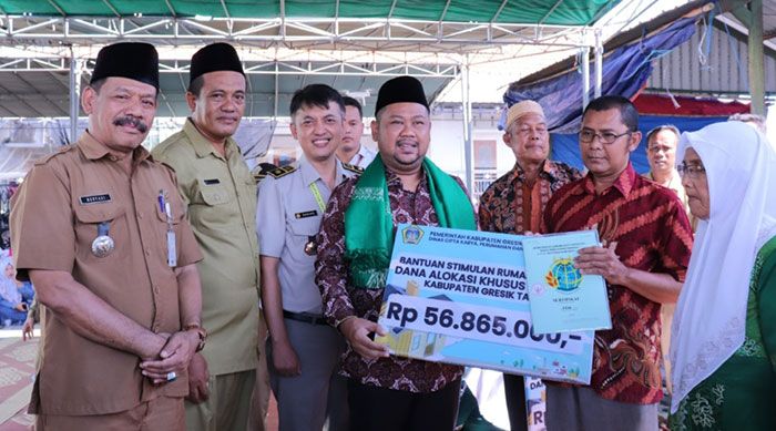 Wujudkan Kawasan Minapolitan di Randuboto, Bupati Gresik Serahkan Bantuan Bedah RTLH Wujudkan Kawasan Minapolitan di Randuboto, Bupati Gresik Serahkan Bantuan Bedah RTLH