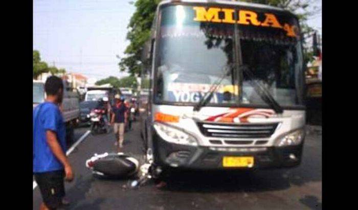 Disenggol Truk, Scoopy di Mojokerto Masuk Kolong Bus Disenggol Truk, Scoopy di Mojokerto Masuk Kolong Bus