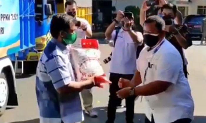 Kurangi Beban Masyarakat, Pemkab Kediri Mulai Distribusikan Bantuan Beras PPKM Kurangi Beban Masyarakat, Pemkab Kediri Mulai Distribusikan Bantuan Beras PPKM