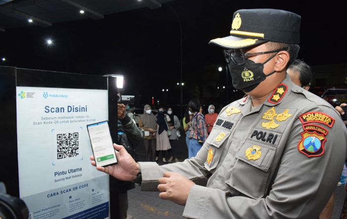 Kapolresta Sidoarjo Pantau Penerapan Aplikasi Peduli Lindungi dan Vaksinasi Bagi Pengunjung Mal Kapolresta Sidoarjo Pantau Penerapan Aplikasi Peduli Lindungi dan Vaksinasi Bagi Pengunjung Mal