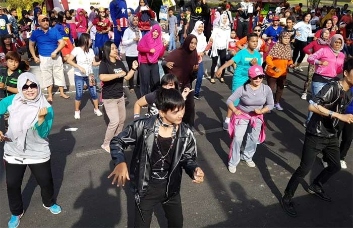 Cosplay Super Junior Ajak Pengunjung CFD "Goyang Dayung" Cosplay Super Junior Ajak Pengunjung CFD "Goyang Dayung"