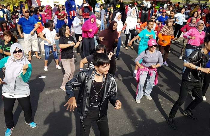 Cosplay Super Junior Ajak Pengunjung CFD "Goyang Dayung"