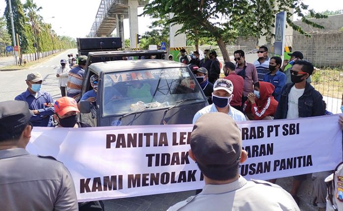 Puluhan Pengusaha Lokal Demo PT SBI Pabrik Tuban Puluhan Pengusaha Lokal Demo PT SBI Pabrik Tuban