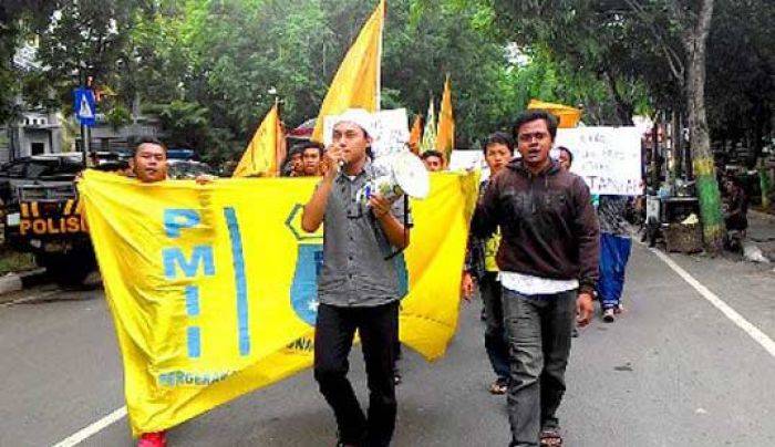 PMII Unisda Demo Kejari Lamongan, Desak Usut Dugaan Penyelewengan Disperhut