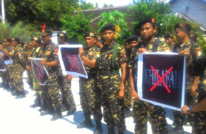 Gelar Apel Kesetiaan NKRI, Ratusan Banser di Jombang Tuntut Pemkab Bubarkan HTI Gelar Apel Kesetiaan NKRI, Ratusan Banser di Jombang Tuntut Pemkab Bubarkan HTI