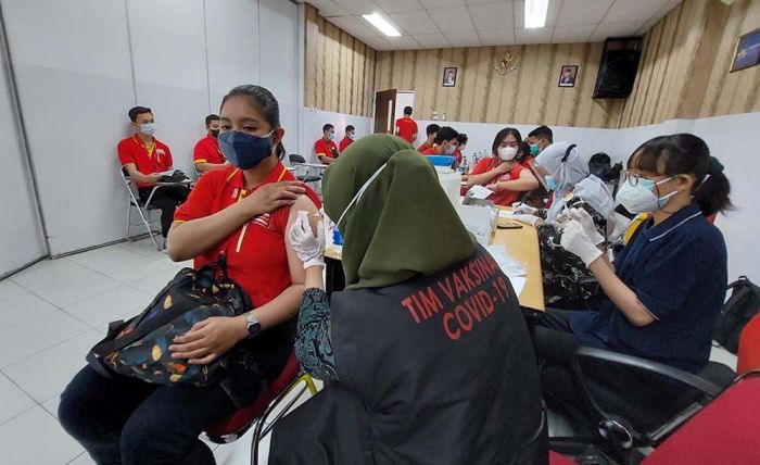 Dukung Pemerintah Tekan Penyebaran Covid-19, 600 Karyawan Alfamart Ikuti Vaksinasi Dukung Pemerintah Tekan Penyebaran Covid-19, 600 Karyawan Alfamart Ikuti Vaksinasi