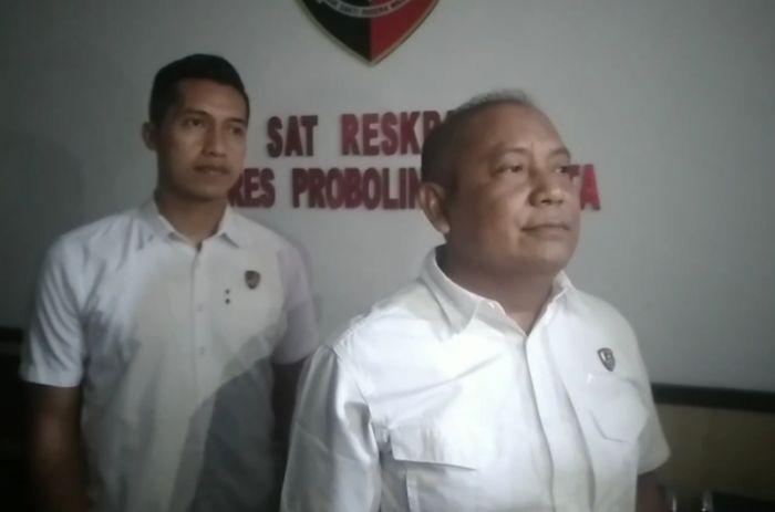 Diduga Gelapkan Uang Parkir, Kepala Penjaga Pasar Hewan Wonoasih Ditangkap Polres Probolinggo Kota Diduga Gelapkan Uang Parkir, Kepala Penjaga Pasar Hewan Wonoasih Ditangkap Polres Probolinggo Kota