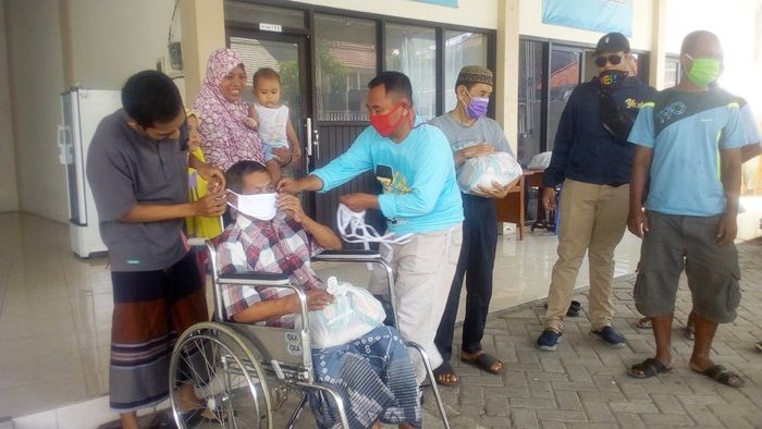 Cegah Corona, Keluarga Sekda Lamongan Bagikan Masker dan Sembako ke Pondok Lansia