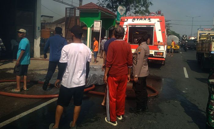 Gudang Pengoplos Bahan Kimia di Sidoarjo Dilalap Si Jago Merah Gudang Pengoplos Bahan Kimia di Sidoarjo Dilalap Si Jago Merah