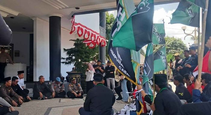 Mahasiswa di Tuban Gelar Aksi Damai, Dewan Teken Komitmen Tindak Lanjuti 8 Tuntutan Mahasiswa di Tuban Gelar Aksi Damai, Dewan Teken Komitmen Tindak Lanjuti 8 Tuntutan