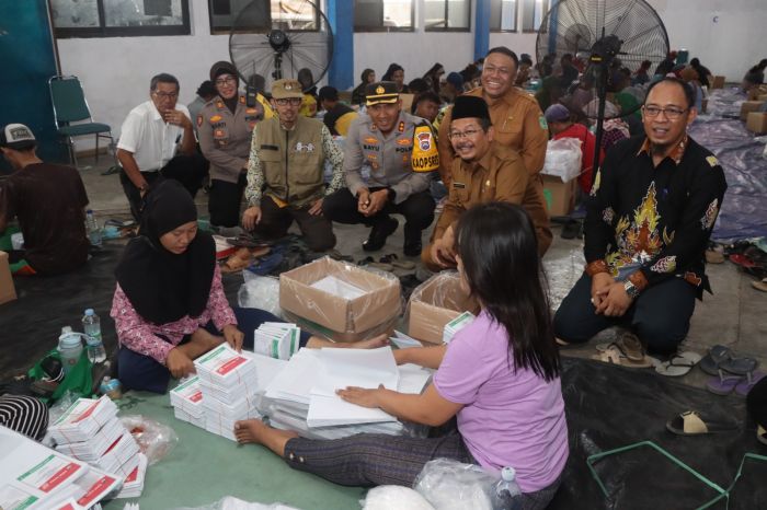 Kapolres dan Pj Bupati Pasuruan Tinjau Pelipatan Surat Suara di Gudang Logistik KPU