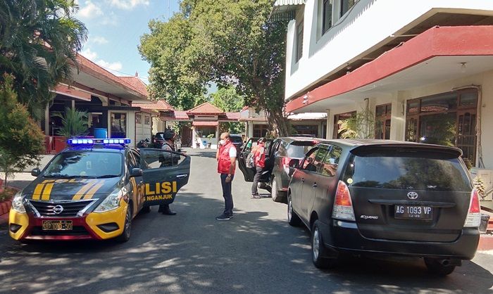 Tim Bareskrim Mabes Polri Geledah Ruang Kerja Bupati Nganjuk Novi Rahman Hidayat Tim Bareskrim Mabes Polri Geledah Ruang Kerja Bupati Nganjuk Novi Rahman Hidayat
