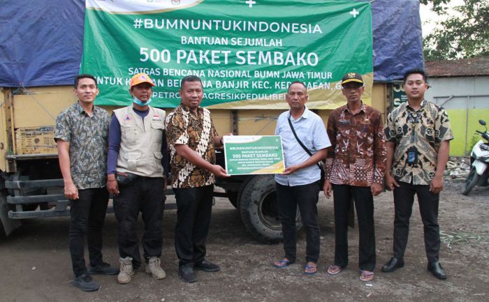 Petrokimia Gresik Bantu Korban Banjir Cermen 500 Paket Sembako