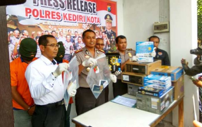 Pasutri Mantan Sales Bawa Kabur Mobil Berisi Peralatan Elektronik