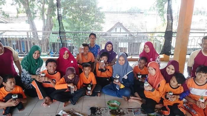 Rangsang Saraf Motorik, PKM Unair Berikan Siswa SDLB Tuban Pelatihan Terrarium