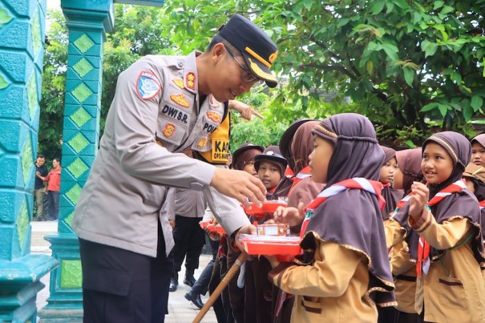 Kapolres Ngawi Bagikan Makanan Bergizi Dan Susu Gratis di SDN Selopuro 1 Kapolres Ngawi Bagikan Makanan Bergizi Dan Susu Gratis di SDN Selopuro 1