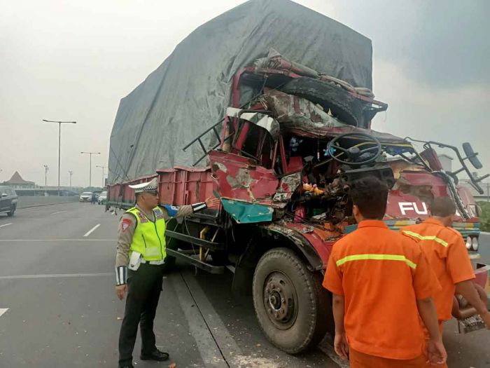 Rem Blong, Truk Fuso Seruduk Dump Truk di Tol Dupak Surabaya, 1 Penumpang Meninggal Dunia