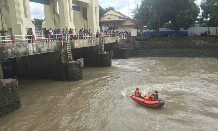 Pria Tua Tercebur ke Pintu Air Jagir, Petugas Gabungan Sisir Lokasi Pria Tua Tercebur ke Pintu Air Jagir, Petugas Gabungan Sisir Lokasi