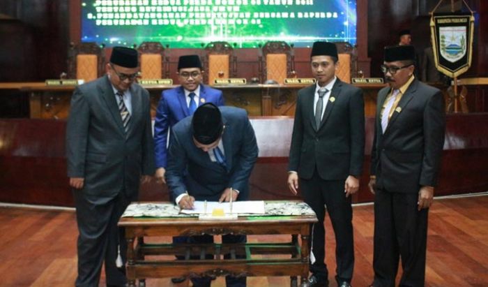 Seluruh Fraksi Setujui Raperda Retribusi Jasa Umum Seluruh Fraksi Setujui Raperda Retribusi Jasa Umum