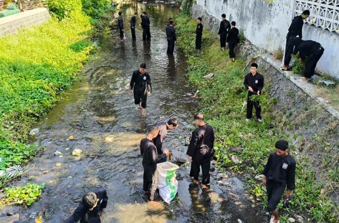 Peringati WCD 2025, Wali Kota dan Wawali Kediri Tuangkan Eco Enzym di Sungai Brantas Peringati WCD 2025, Wali Kota dan Wawali Kediri Tuangkan Eco Enzym di Sungai Brantas