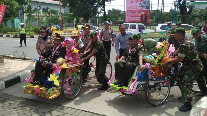 Kompak, Kapolres dan Dandim 0811 Tuban Lepas Purnawirawan Naik Becak