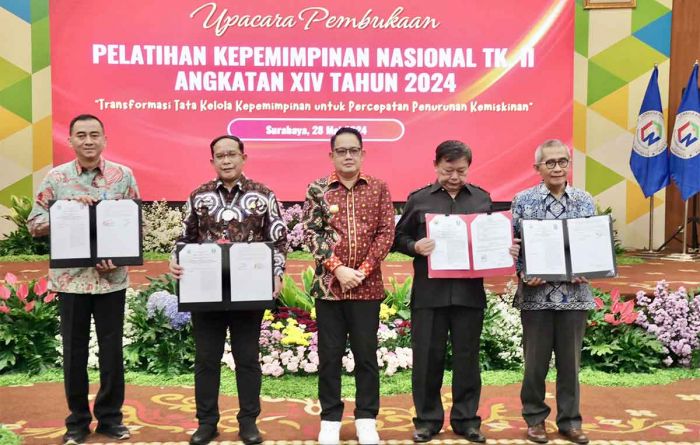 Tingkatkan Kualitas SDM ASN, Pemprov Jatim Teken Perjanjian Kerja Sama dengan 12 Perguruan Tinggi Tingkatkan Kualitas SDM ASN, Pemprov Jatim Teken Perjanjian Kerja Sama dengan 12 Perguruan Tinggi