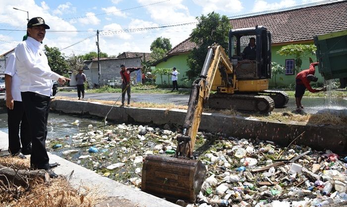 Sampah Menumpuk di Sungai, Wabup Sidoarjo Langsung Terjunkan Alat Berat Sampah Menumpuk di Sungai, Wabup Sidoarjo Langsung Terjunkan Alat Berat