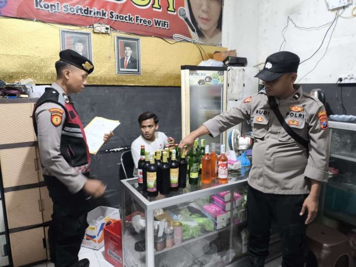 Razia Jelang Nataru, Polisi Sita Puluhan Botol Miras dari 5 Kafe di Sukodadi Lamongan