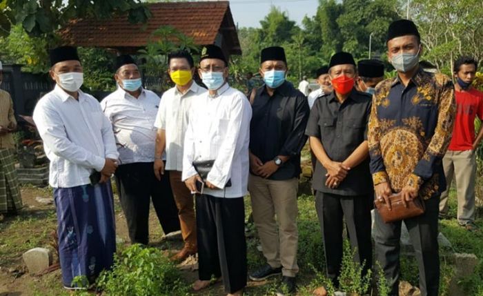 Innlillahi, DPRD Gresik Berduka, Pimpinan dan Anggota Antarkan Sugio ke Pemakaman Innlillahi, DPRD Gresik Berduka, Pimpinan dan Anggota Antarkan Sugio ke Pemakaman