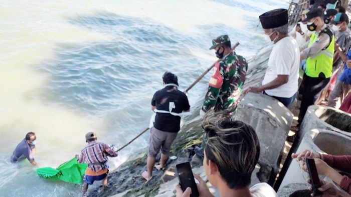 Mayat Laki-laki Asal Depok Jawa Barat Ditemukan Mengapung di Laut Suramadu Mayat Laki-laki Asal Depok Jawa Barat Ditemukan Mengapung di Laut Suramadu