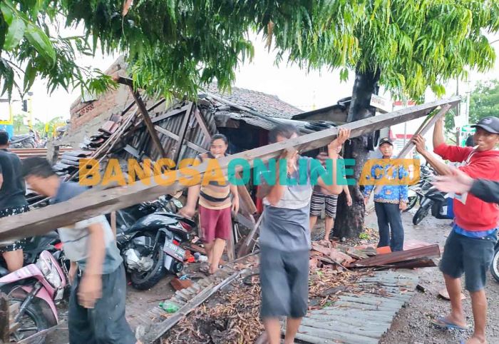 Puting Beliung di Duduksampeyan Gresik, Pohon Tumbang Timpa 2 Tukang Ojek, Sejumlah Rumah Rusak