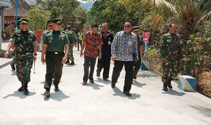 Tim Wasev Pusterad Mabes TNI AD Tinjau Program TMMD ke-106 di Ponorogo Tim Wasev Pusterad Mabes TNI AD Tinjau Program TMMD ke-106 di Ponorogo