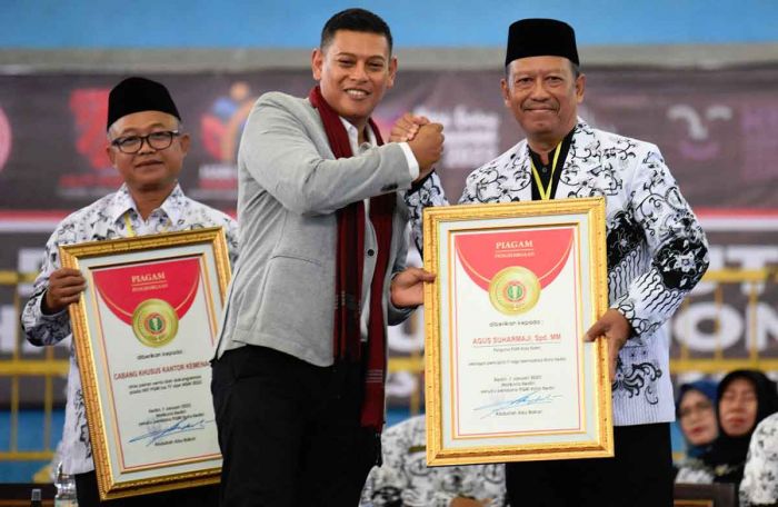 Puncak Peringatan HUT ke-77 PGRI dan Hari Guru Nasional 2022, Wali Kota Kediri: Terima Kasih Puncak Peringatan HUT ke-77 PGRI dan Hari Guru Nasional 2022, Wali Kota Kediri: Terima Kasih