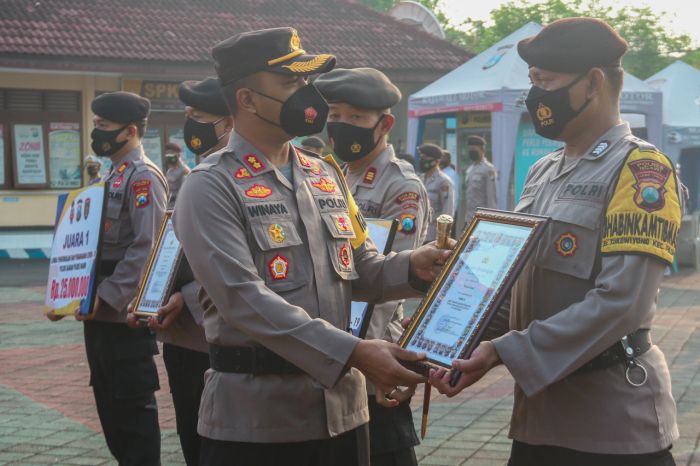 Apresiasi Penanganan Covid-19 di Tingkat Kecamatan, Bupati Ngawi Beri Reward Polsek-Polsek