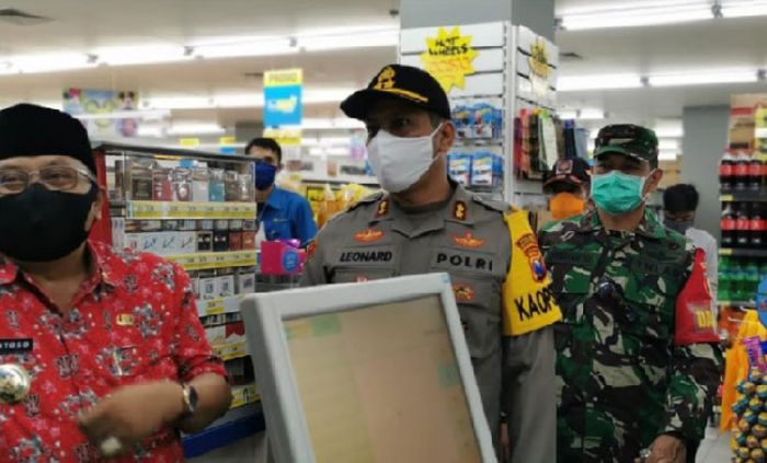 TNI dan Polri Awasi Disiplin Masyarakat Terkait Protokol Kesehatan di Keramaian Kota Blitar TNI dan Polri Awasi Disiplin Masyarakat Terkait Protokol Kesehatan di Keramaian Kota Blitar
